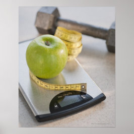 Grüner Apfel auf Gewichtsklasse, Maßband und Poster