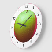 Grüner Apfel auf rotem Hintergrund Große Wanduhr (Winkel)