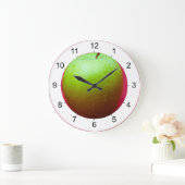 Grüner Apfel auf rotem Hintergrund Große Wanduhr (Zuhause)