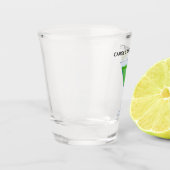 Grüner Apfelsincocktail mit einer Apfelscheibe Schnapsglas (Links)