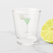 Grüner Apfelsincocktail mit einer Apfelscheibe Schnapsglas (Rückseite)