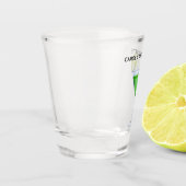 Grüner Apfelsincocktail mit einer Apfelscheibe Schnapsglas (Links)