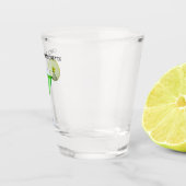 Grüner Apfelsincocktail mit einer Apfelscheibe Schnapsglas (Rechts)