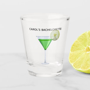 Grüner Appletini-Cocktail mit Apfelscheibe Schnapsglas
