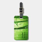 Grüner Bambus mit blassfarbenen Bokeh-Lichtern hin Gepäckanhänger (Vorderseite vertikal)