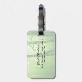 Grüner Bambus mit blassfarbenen Bokeh-Lichtern hin Gepäckanhänger (Rückseite vertikal)