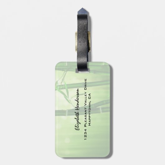 Grüner Bambus mit blassfarbenen Bokeh-Lichtern hin Gepäckanhänger (Rückseite vertikal)