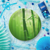 Grüner Bambus mit blassfarbenen Bokeh-Lichtern hin Pappteller (Party)