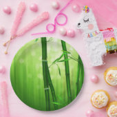 Grüner Bambus mit blassfarbenen Bokeh-Lichtern hin Pappteller (Party)