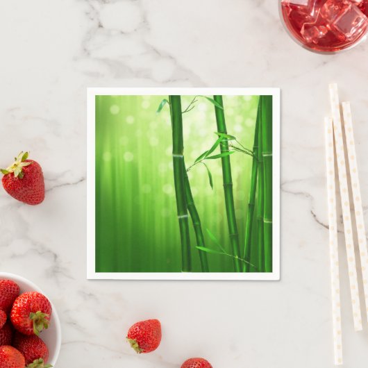 Grüner Bambus mit blassfarbenen Bokeh-Lichtern hin Serviette (Beispiel)