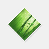 Grüner Bambus mit blassfarbenen Bokeh-Lichtern hin Serviette (Ecke)