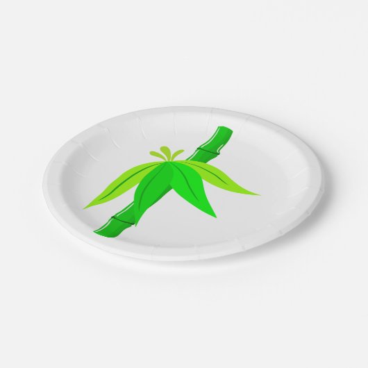 Grüner Bambusstalk mit tropischen Blätter Pappteller (Schrägansicht)