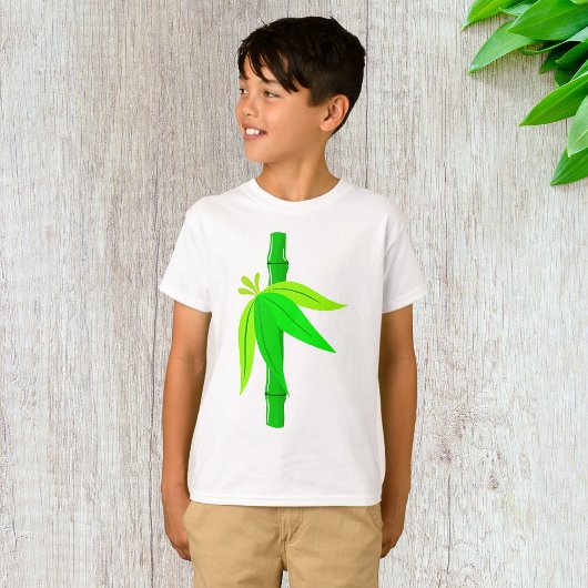 Grüner Bambusstalk mit tropischen Blätter T-Shirt