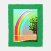 Grüner Baum unter einem Regenbogen Fleecedecke (Vorderseite)