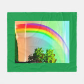 Grüner Baum unter einem Regenbogen Fleecedecke (Vorderseite (Horizontal))