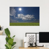 grüner Bereich, blauer Himmel, weiße Wolke Poster (Heimbüro)