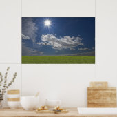 grüner Bereich, blauer Himmel, weiße Wolke Poster (Küche)