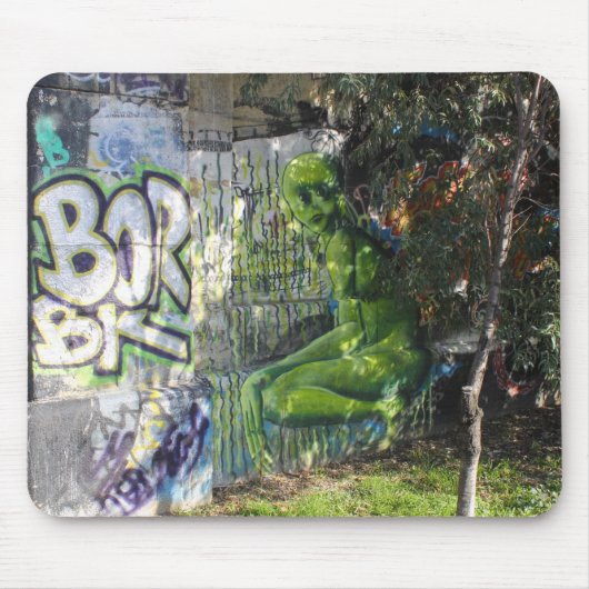Grüner Besucher aus dem Weltraum Graffiti Mousepad (Vorne)