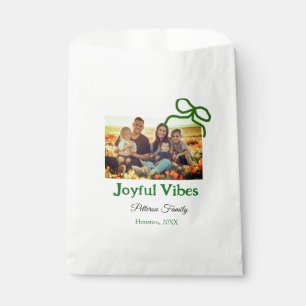 Grüner Bogen fröhlich Vibes fügt Familienname Foto Geschenktütchen
