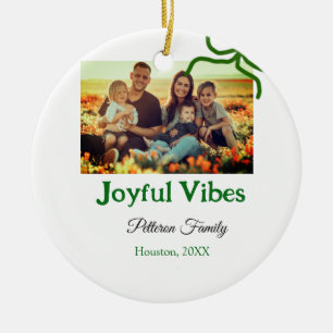 Grüner Bogen fröhlich Vibes fügt Familienname Foto Keramik Ornament