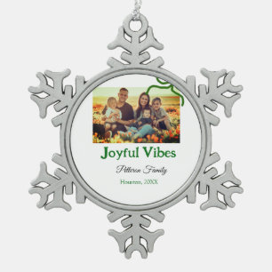 Grüner Bogen fröhlich Vibes fügt Familienname Foto Schneeflocken Zinn-Ornament