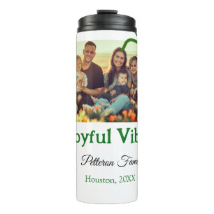 Grüner Bogen fröhlich Vibes fügt Familienname Foto Thermosbecher