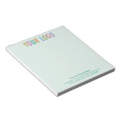 Grüner Business-Notepad mit Logo vom Schreibtisch Notizblock (angewinkelt)