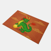 Grüner chinesischer Drache auf Rot Fußmatte (Schrägansicht)