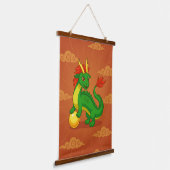 Grüner chinesischer Drache auf Rot Wandteppich Mit Holzrahmen (Gewinkelt)