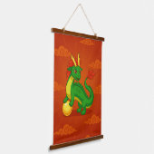 Grüner chinesischer Drache auf Rot Wandteppich Mit Holzrahmen (Gewinkelt)