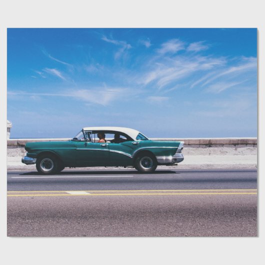 Grüner Couch auf der Asphaltstraße Geschenkpapier (Flach)