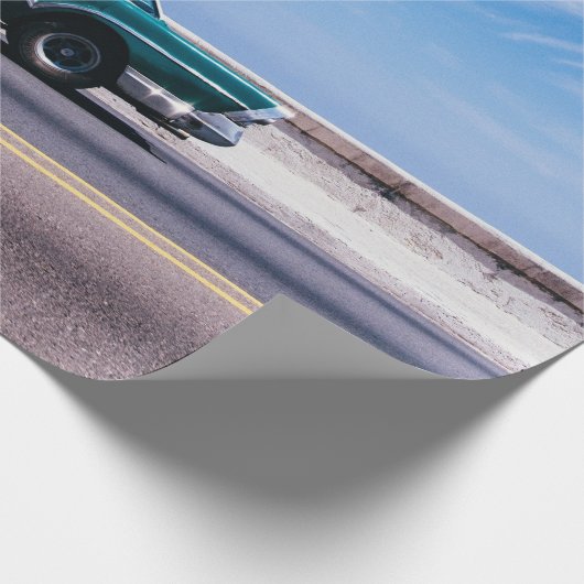 Grüner Couch auf der Asphaltstraße Geschenkpapier (Ecke)