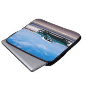 Grüner Couch auf der Asphaltstraße Laptopschutzhülle (Vorne Knopf)