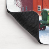 Grüner Farmtraktor und rote Scheune Mousepad (Ecke)