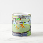 Grüner Frosch auf der Lily Pad, Kaffeetasse (Mittel)