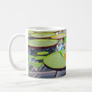 Grüner Frosch auf der Lily Pad, Kaffeetasse