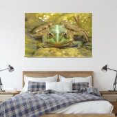 Grüner Frosch, gekämmt gegen Wetterbedingungen Leinwanddruck (Insitu (Schlafzimmer))