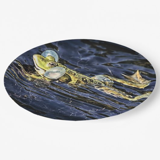 Grüner Frosch im Teich Pappteller (Schrägansicht)