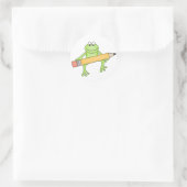 Grüner Frosch mit Stift Runder Aufkleber (Tasche)