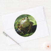 Grüner Frosch schlägt eine Pose auf dem Schlauch Runder Aufkleber (Umschlag)
