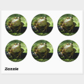 Grüner Frosch schlägt eine Pose auf dem Schlauch Runder Aufkleber (Blatt)