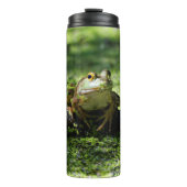 Grüner Frosch schlägt eine Pose auf dem Schlauch Thermosbecher (Vorderseite)