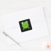 Grüner Frosch. Sieht verwirrt aus. Quadratischer Aufkleber (Umschlag)