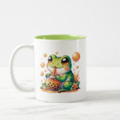 Grüner Frosch trinkt Orange Boba Bubble Tee Zweifarbige Tasse (Links)