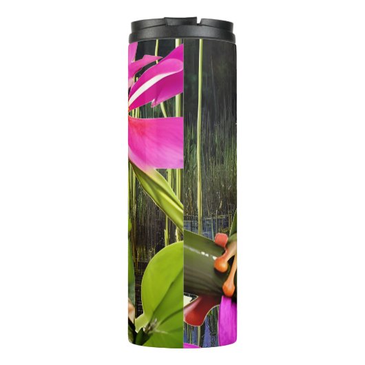 Grüner Frosch umgeben von rosa Blume Thermosbecher (Rückseite)