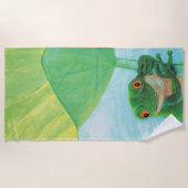 Grüner Frosch unter Lily Pad Strandtuch (Vorderseite)