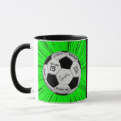 Grüner Fußball mit individuellem Text Ball Geburts Tasse (Links)
