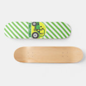 Grüner, gelber Bauerntraktor; grün und weiß Skateboard (Horizontal)