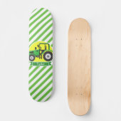 Grüner, gelber Bauerntraktor; grün und weiß Skateboard (Vorderseite)