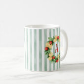 Grüner gestreifter Pasta-Kranz Initialen Tasse (VorderseiteRechts)